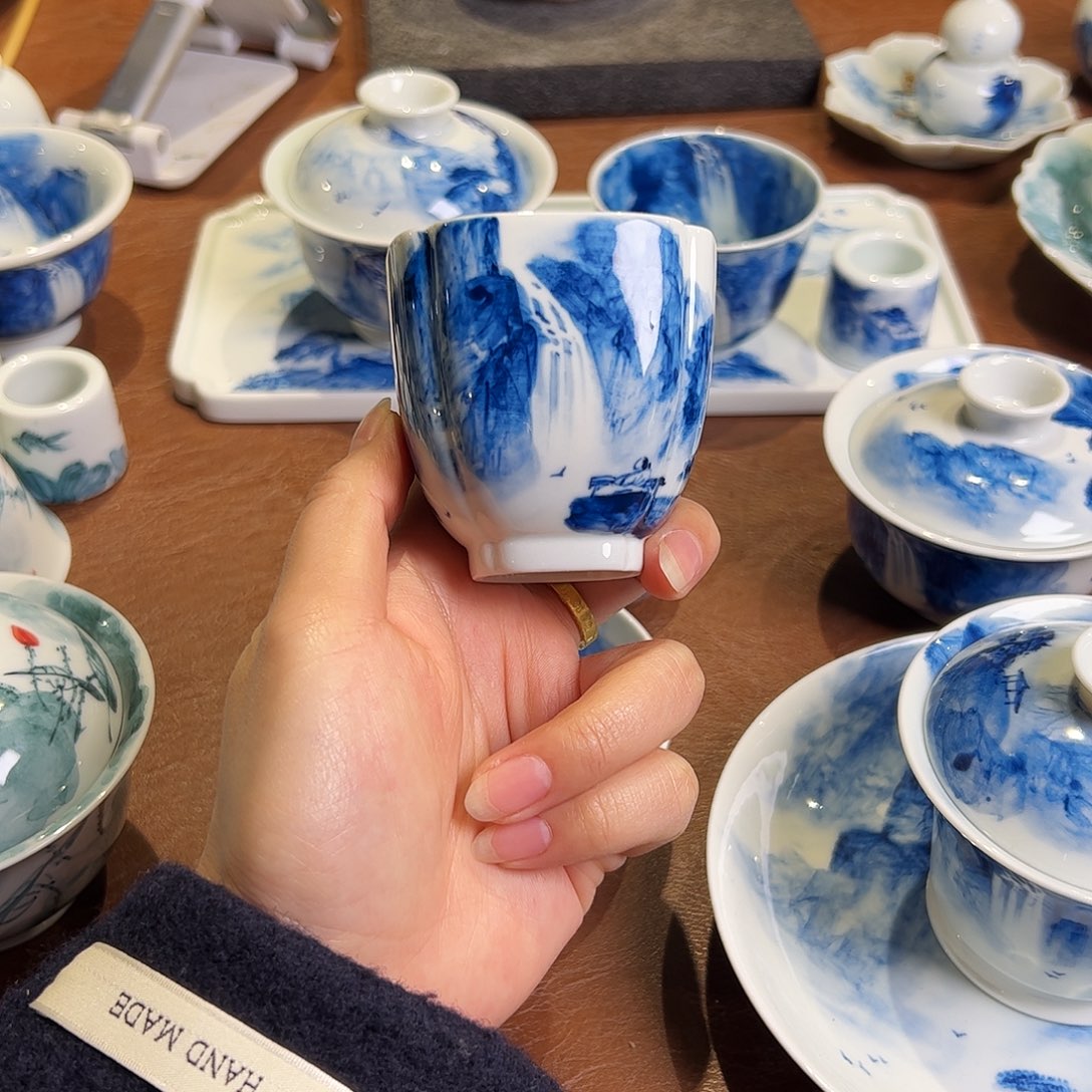 张***志青花手绘山水主人杯