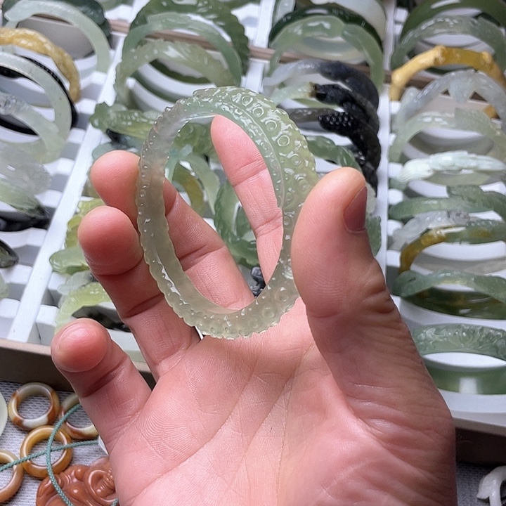 蛇纹石玉手镯未镶嵌