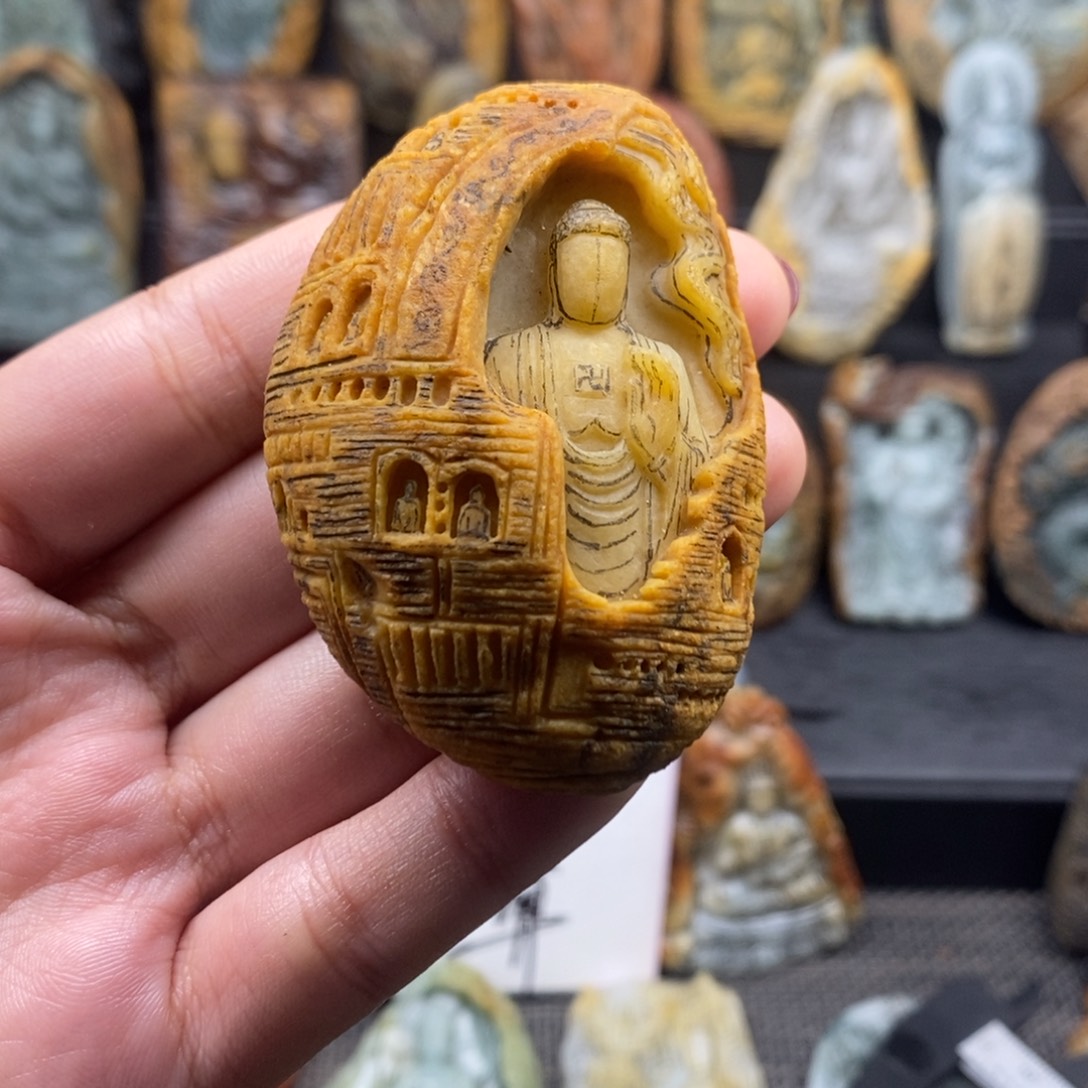 追***人定制翡翠未镶嵌洞雕佛定制