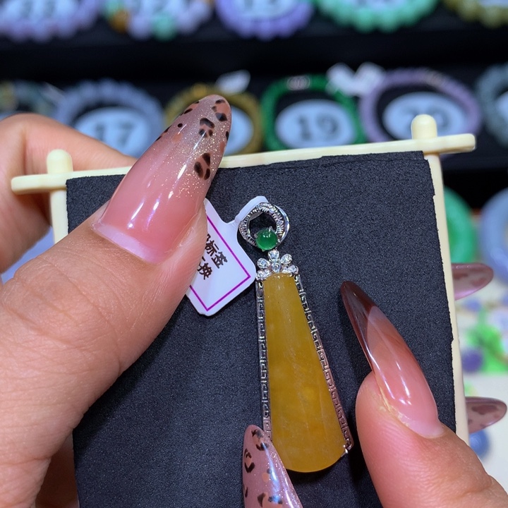 翡翠18K金镶嵌颈饰