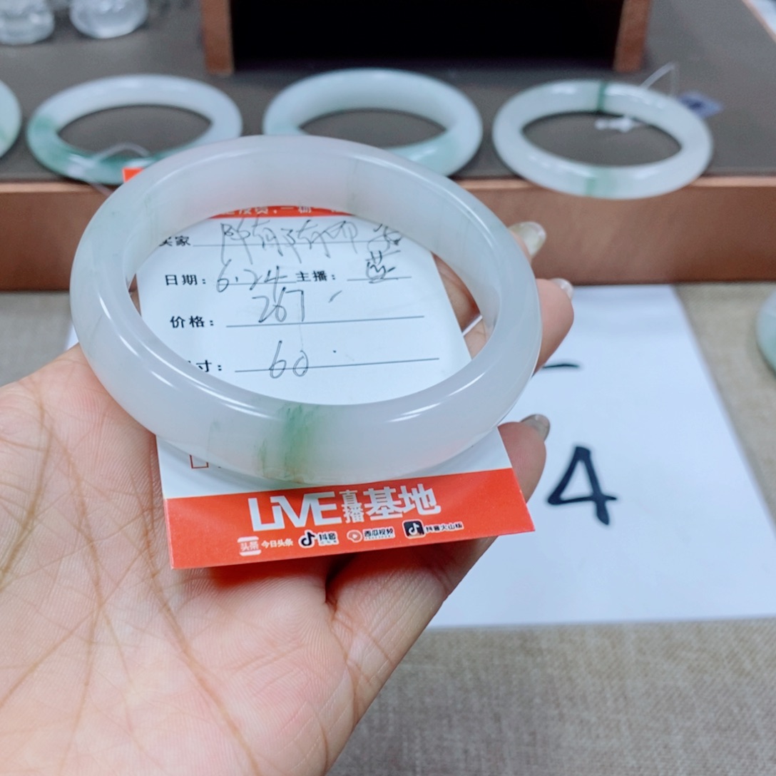 随****石英岩玉手镯未镶嵌