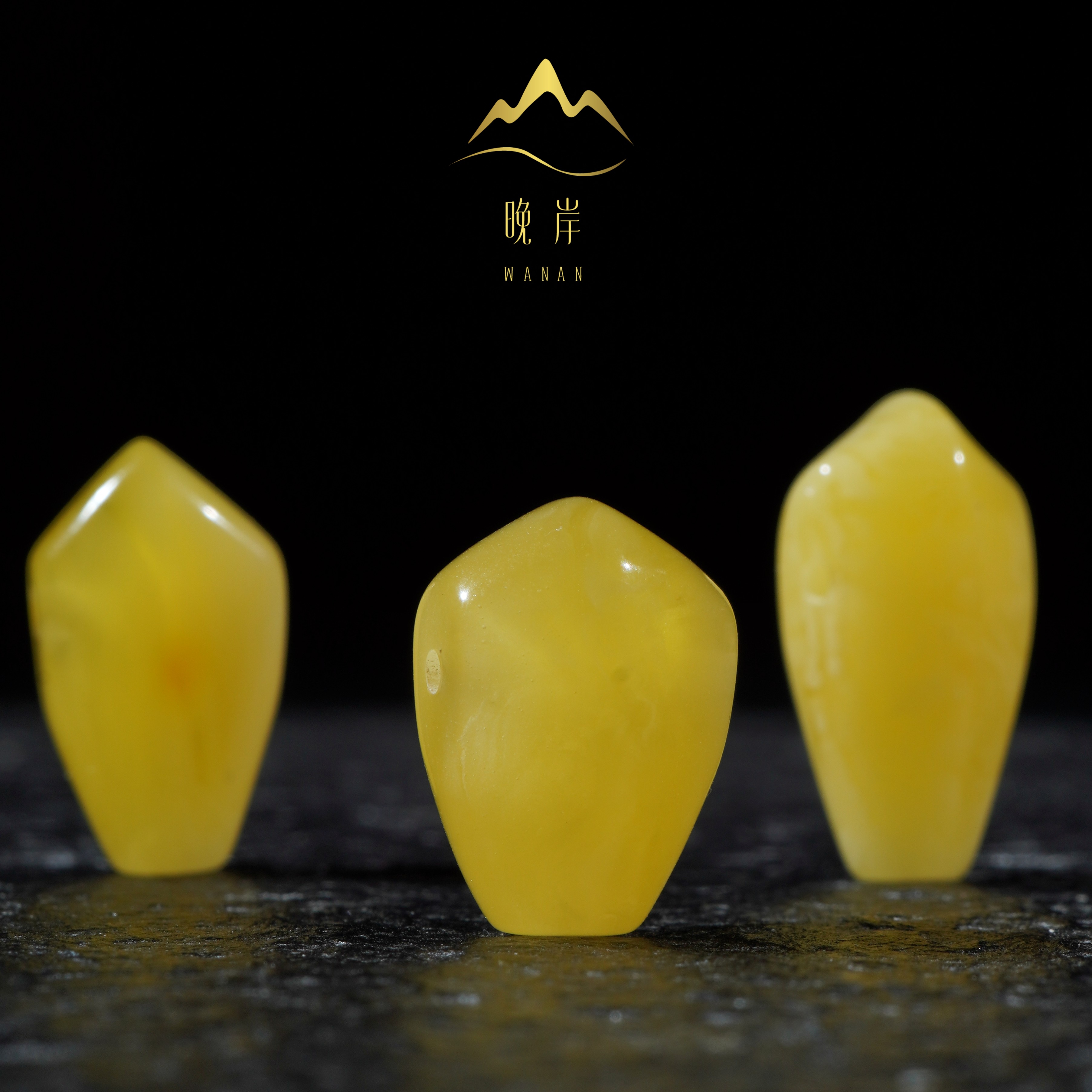 晚岸天然原矿俄料蜜蜡鲨鱼背雕刻一体三通多样性发一文玩配饰珠