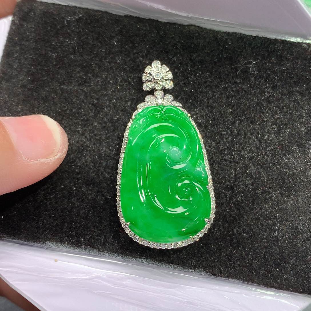 翡翠吊坠(赠链)18K金镶嵌