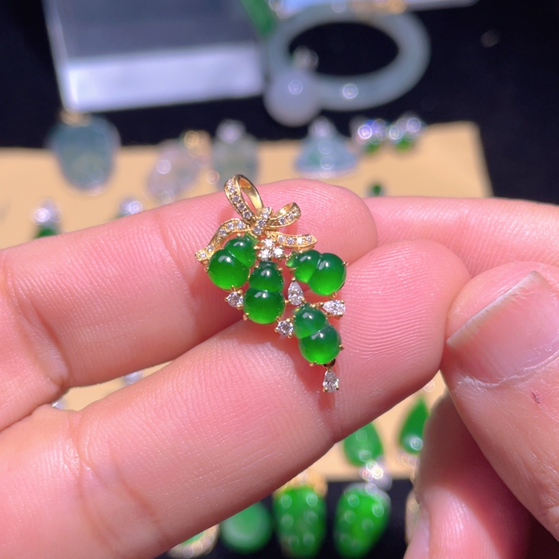 翡翠颈饰18K金镶嵌翡翠