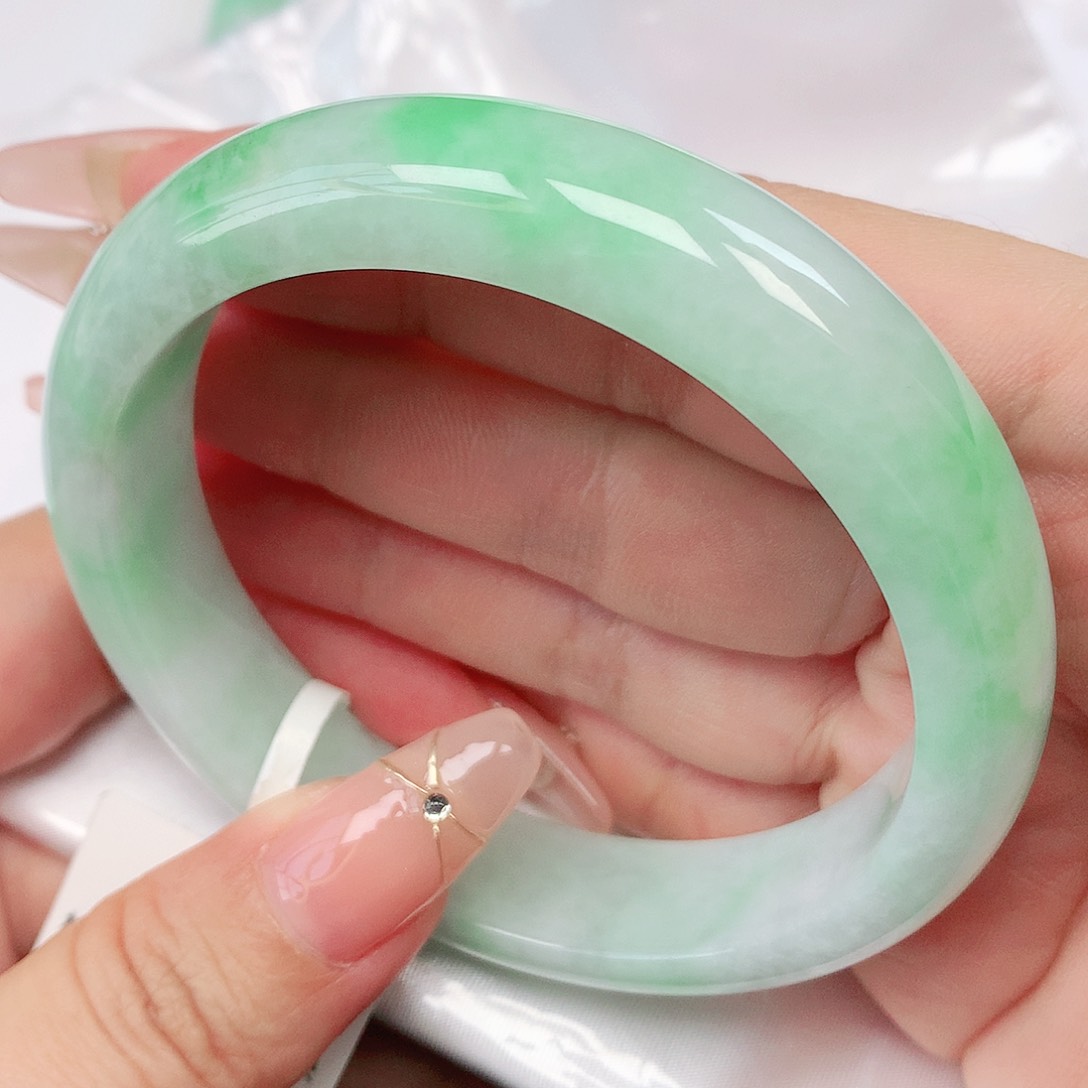 翡翠手镯未镶嵌抖音558