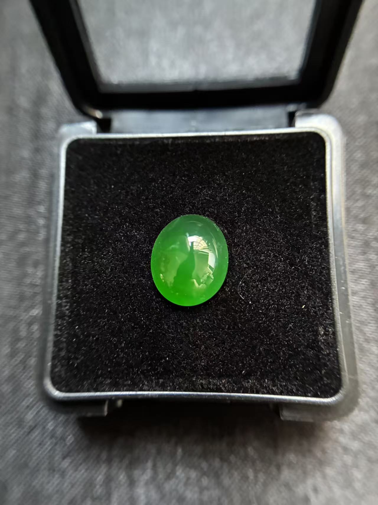自然光拍摄天然A货翡翠浓阳绿蛋面裸石11.7x9.7x4.6（mm）
