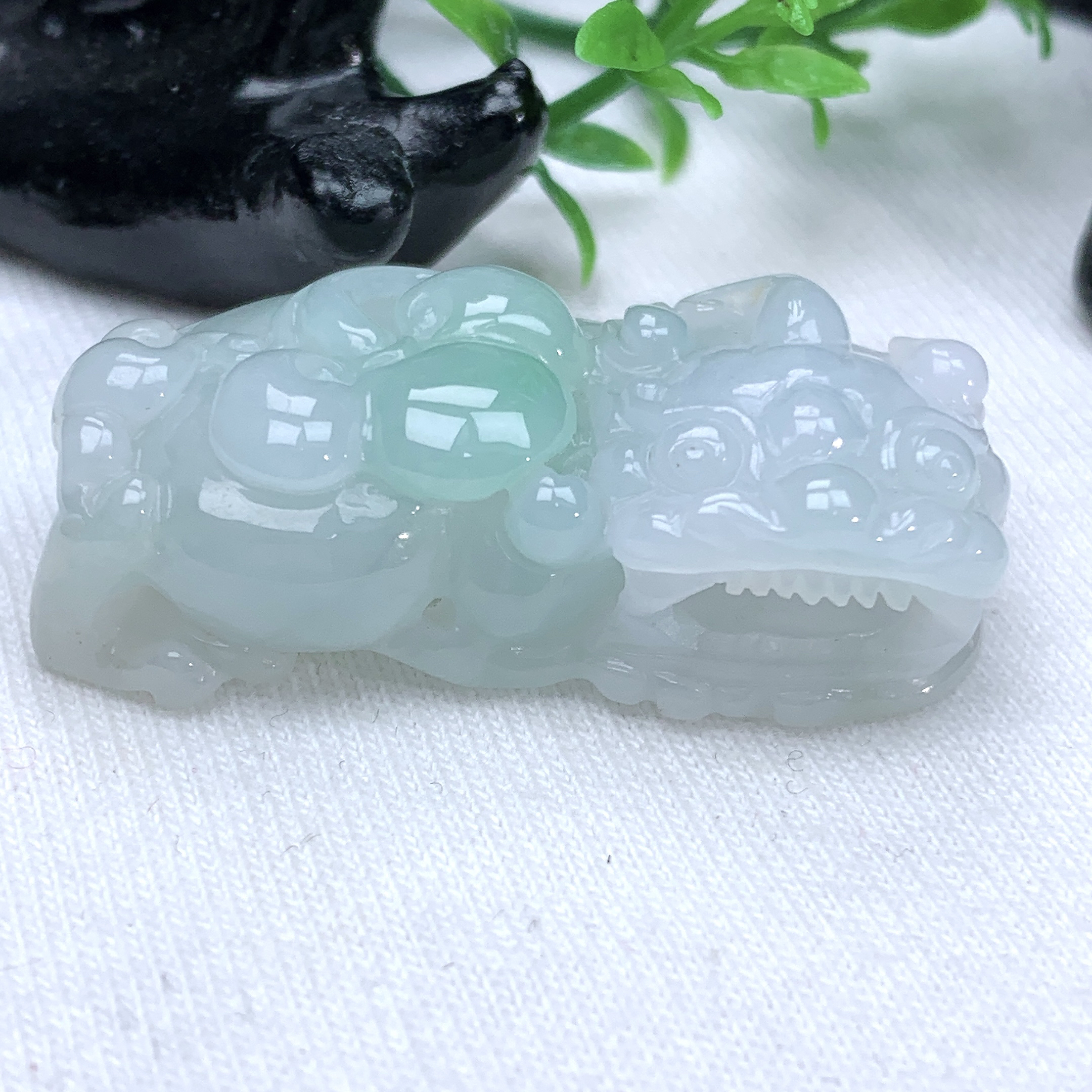 天然缅甸翡翠A货冰润飘绿洒金霸王貔貅吊坠39.8−20.3−11.4mm