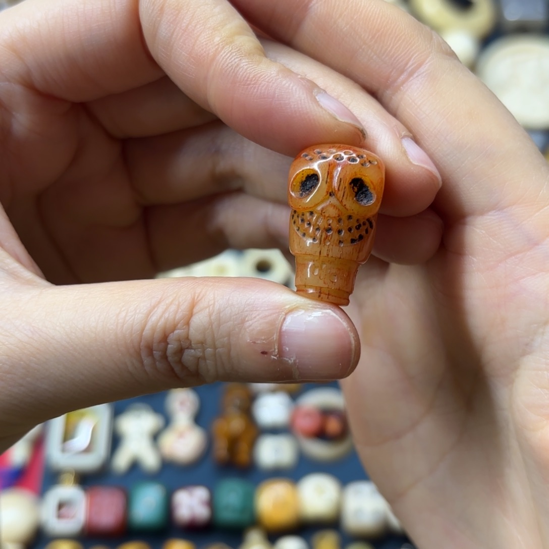 配饰和化妆等工序制作出来具有