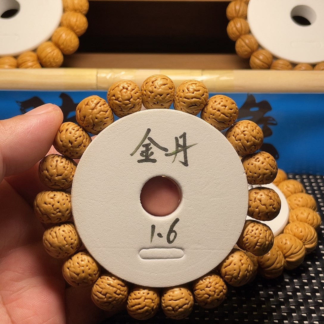 过***客桃木金丹桃核，皮质好，密度大