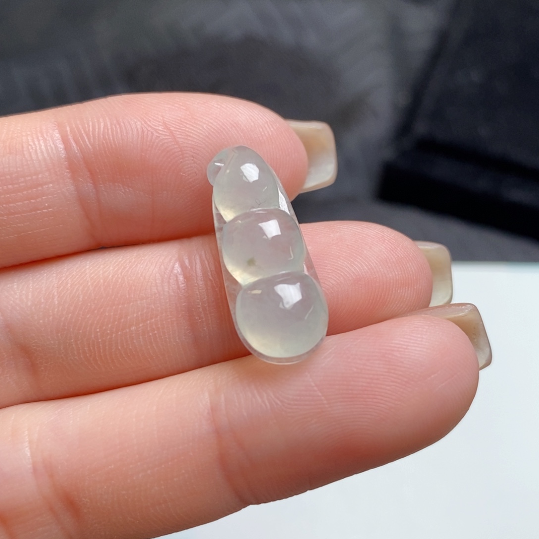 翡翠未镶嵌颈饰冰豆子