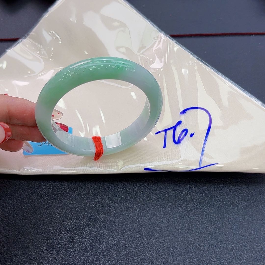 翡翠手镯未镶嵌朱**?手镯