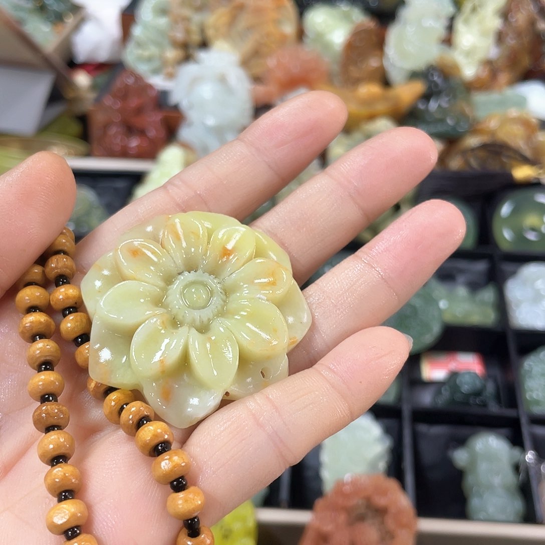 蛇纹石玉颈饰未镶嵌