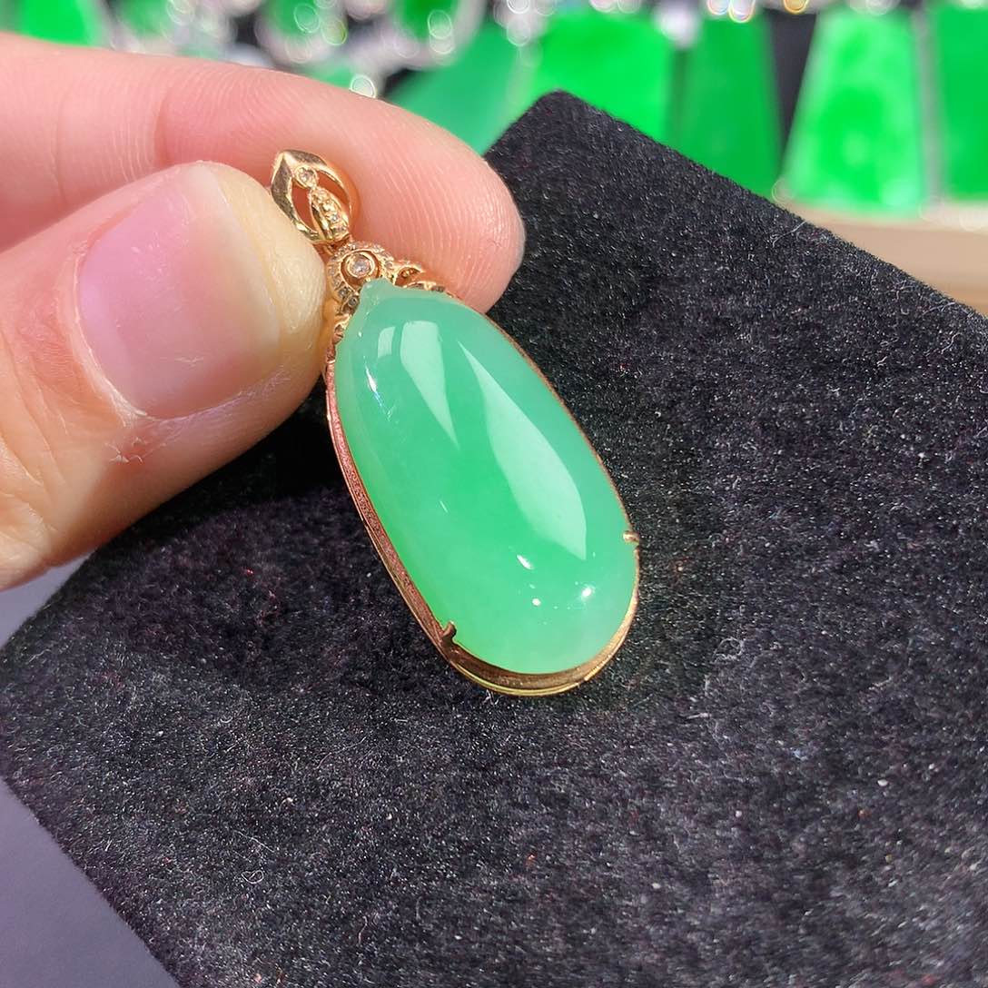 翡翠吊坠(赠链)18K金镶嵌