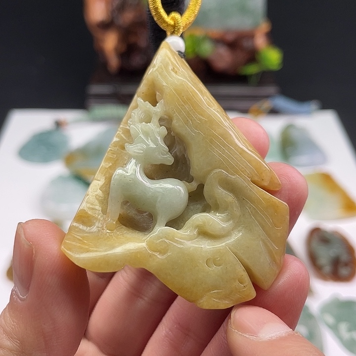 翡翠未镶嵌颈饰鹿牌