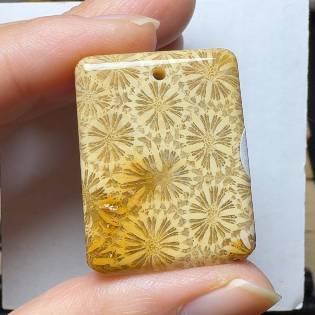 硅化玉清晰的黄色满花，微骨骼未镶嵌