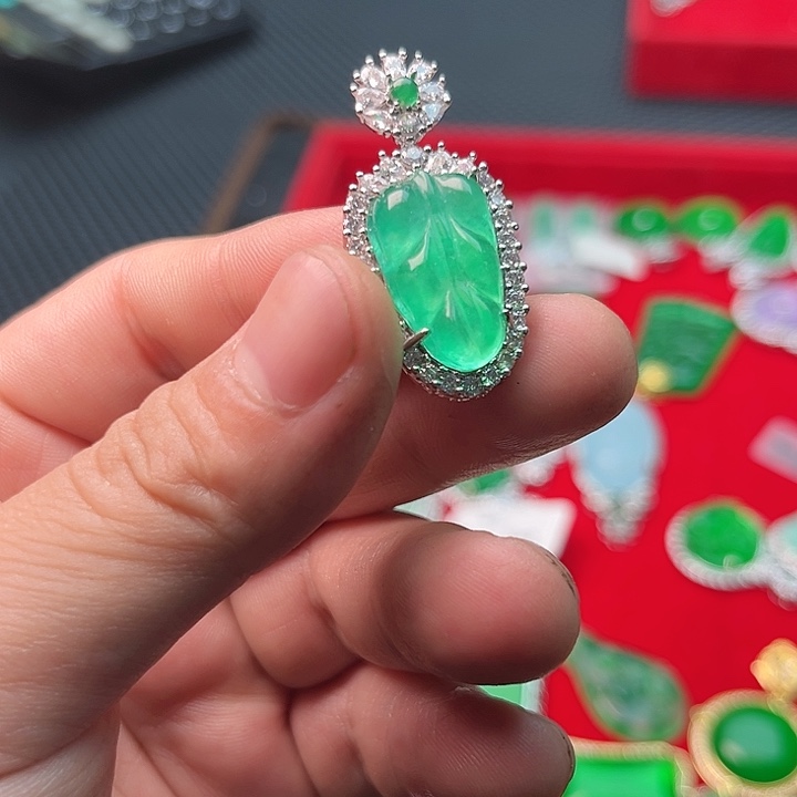 翡翠颈饰未镶嵌啊啊