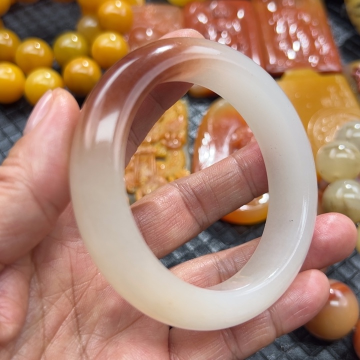 石英质玉（黄龙玉）颈饰未镶嵌