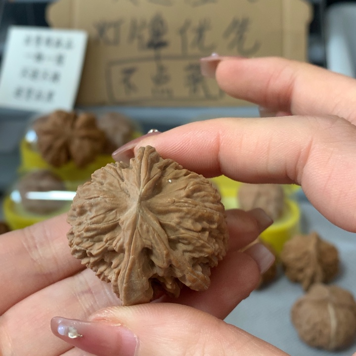 哆***5文玩核桃吊坠异形单只，有瑕疵