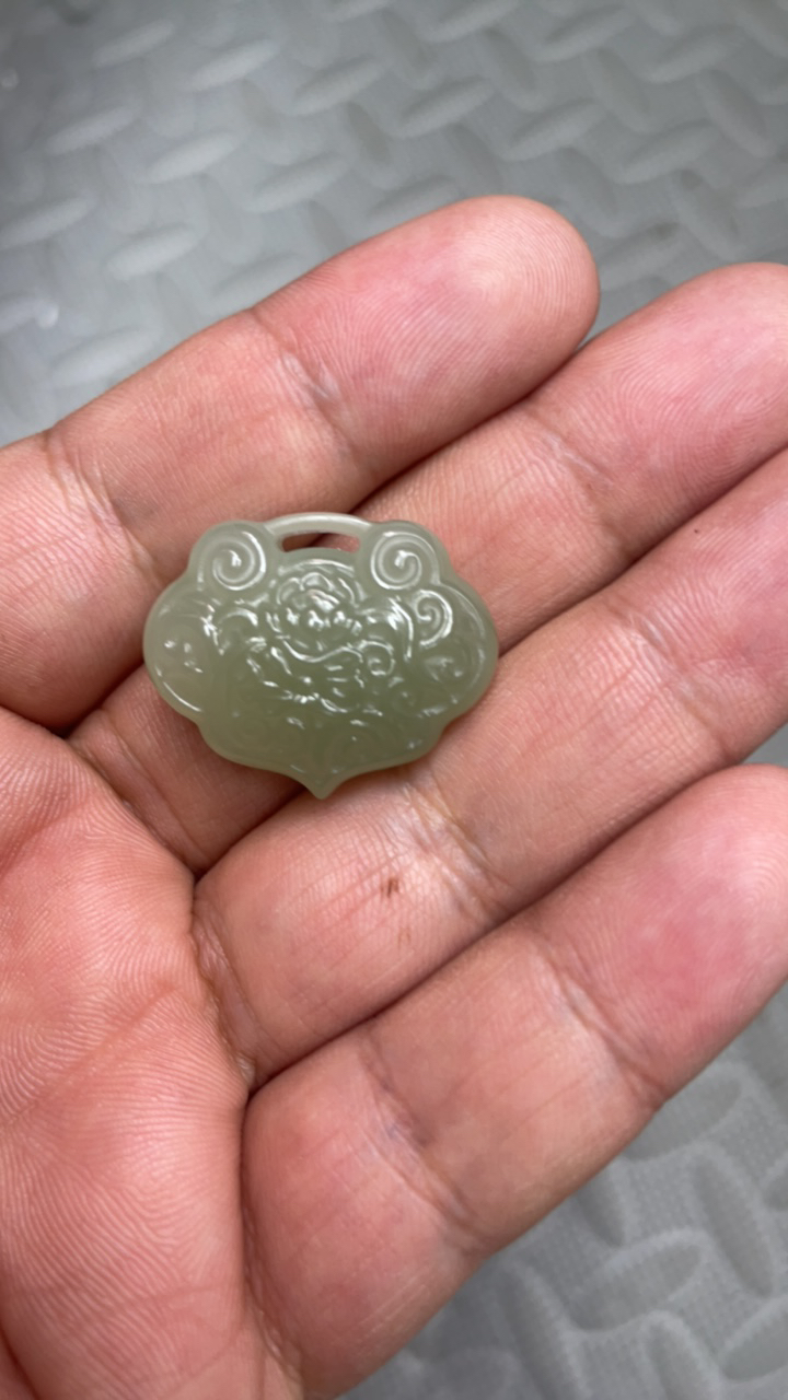 纯天然和田玉桃心锁吊坠