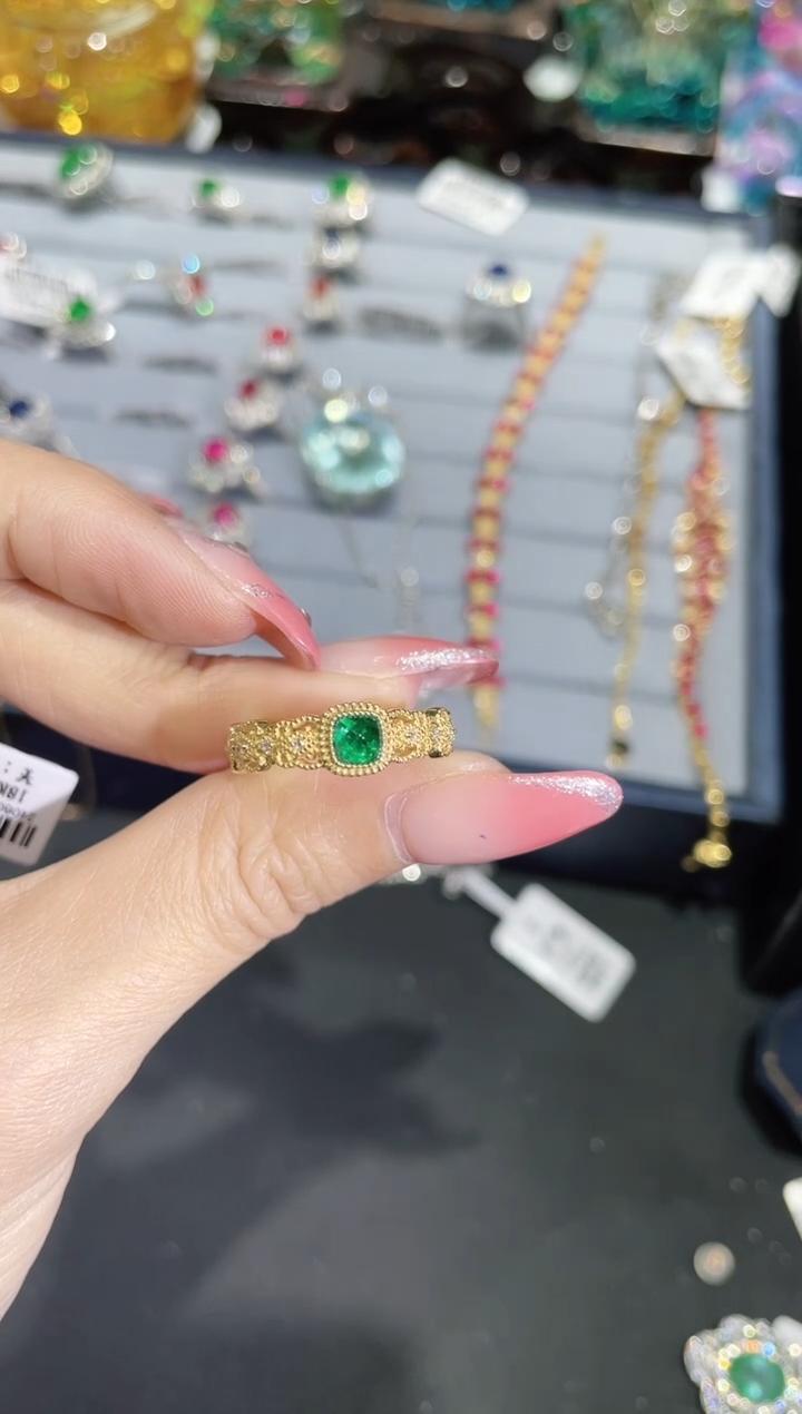 18K金镶嵌天然祖母绿戒指