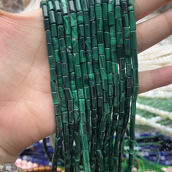 未镶嵌玛瑙/玉髓珠宝半成品一条4mm左右孔雀石管珠几颗有瑕