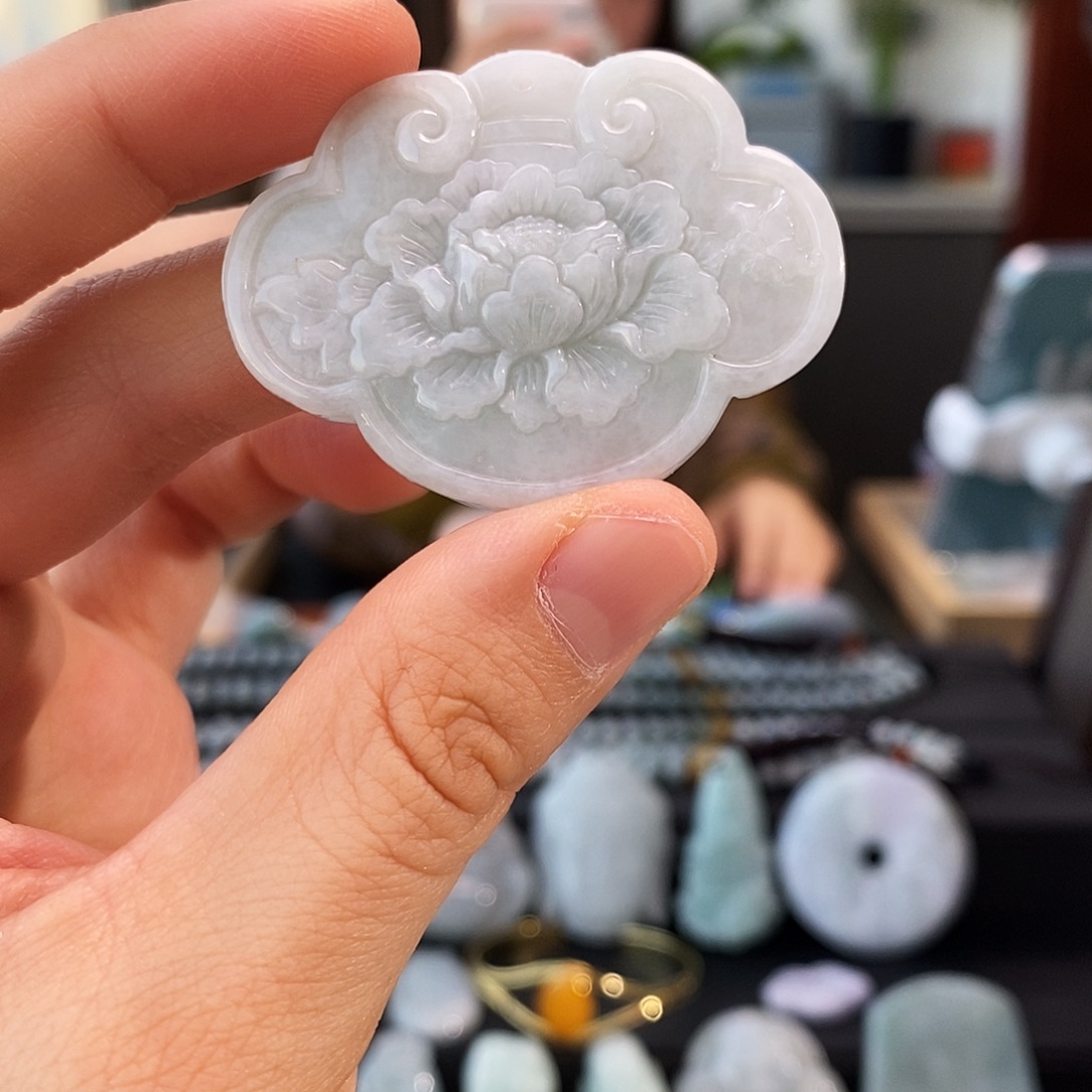 翡翠未镶嵌颈饰牡丹花