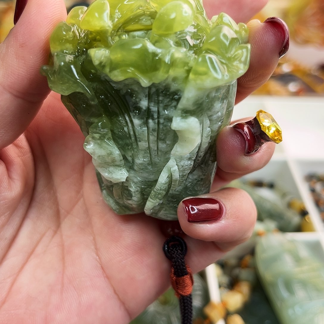 蛇纹石玉颈饰未镶嵌