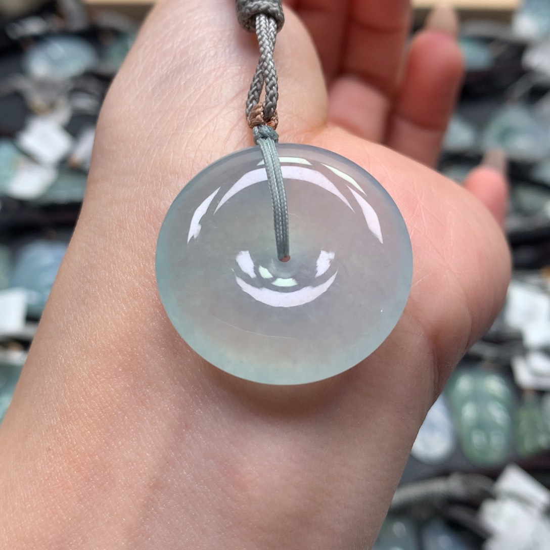 翡翠颈饰未镶嵌平安扣