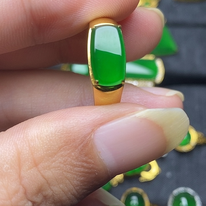 阳****翡翠18K金镶嵌戒指