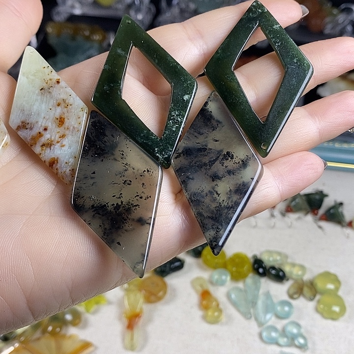 蛇纹石玉未镶嵌耳饰