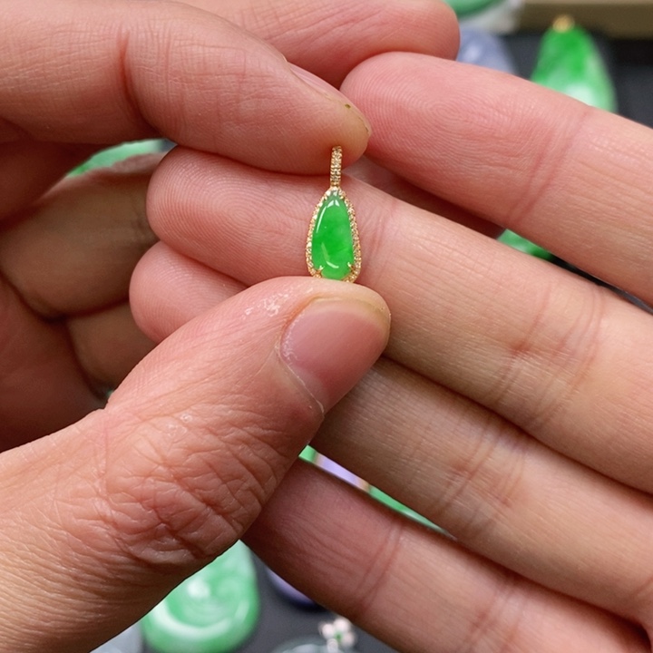 翡翠颈饰未镶嵌吊坠