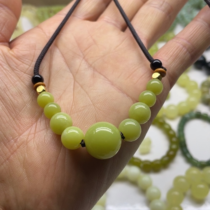 蛇纹石玉吊坠未镶嵌