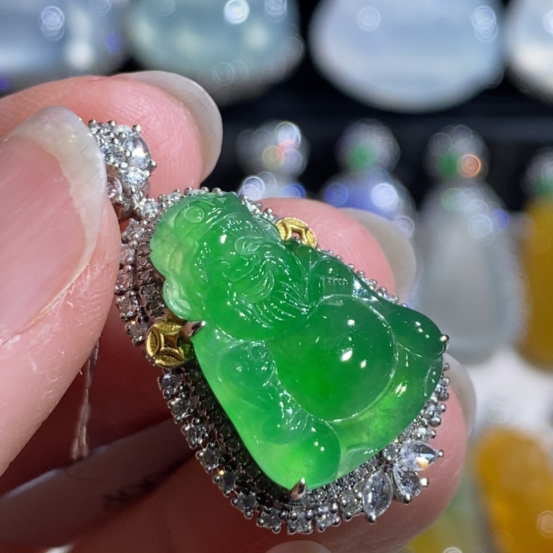 S***r翡翠18K金镶嵌颈饰财神爷