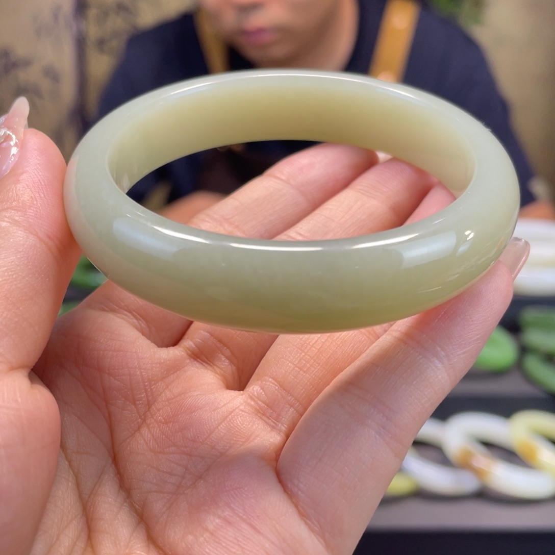 和田玉手镯未镶嵌