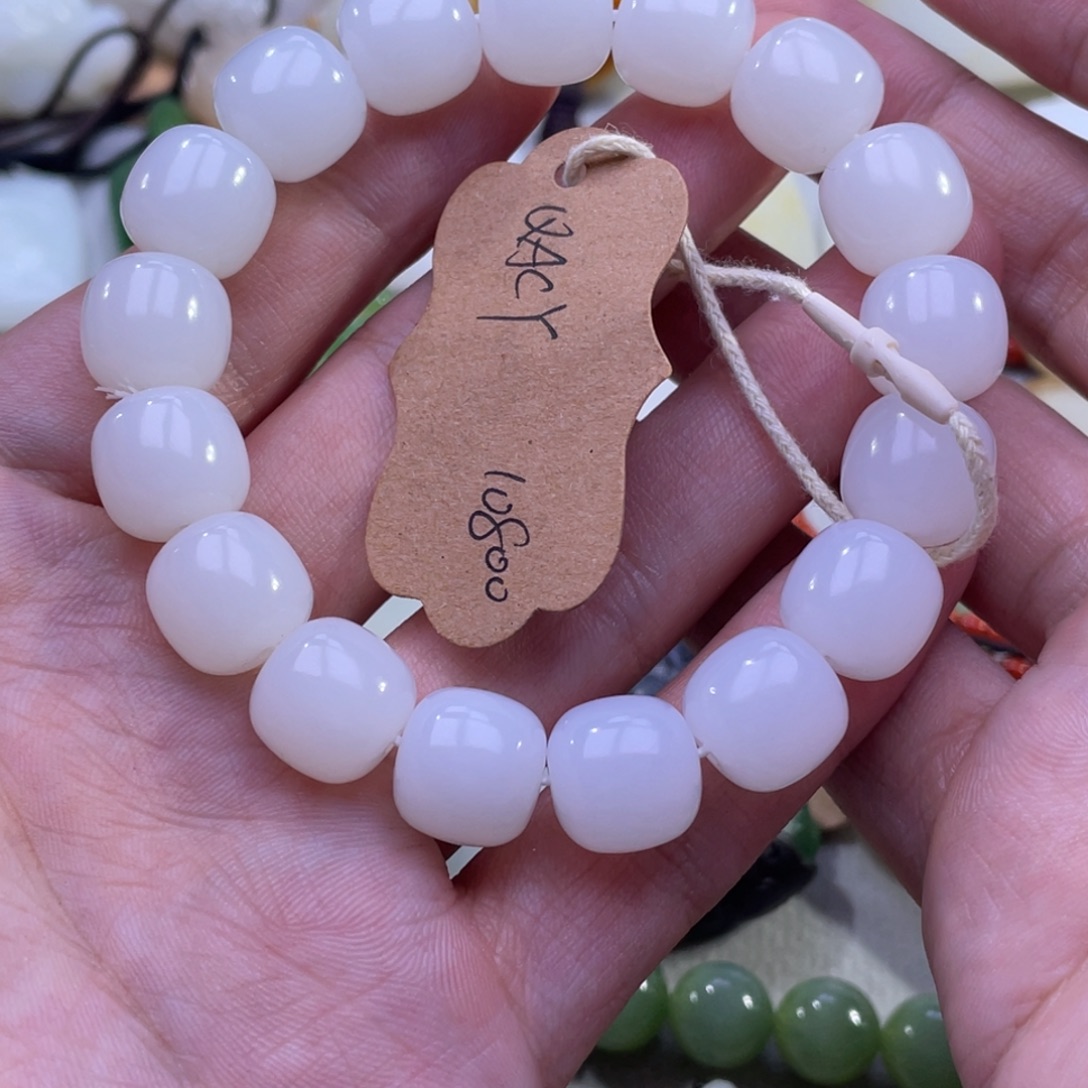 一***里和田玉未镶嵌颈饰