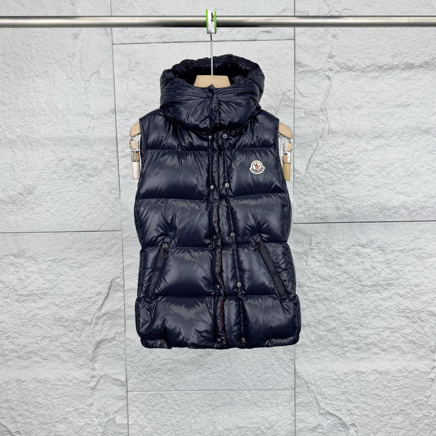 99新 MONCLER 1码/漆面徽标连帽无袖羽绒马甲/17822707