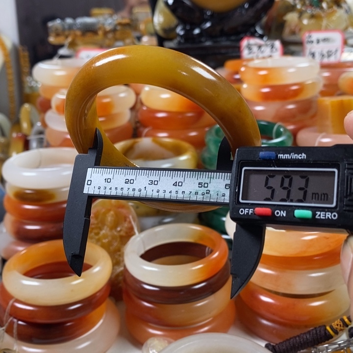石英质玉（黄龙玉）颈饰合金