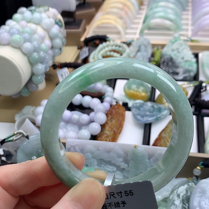 翡翠手镯未镶嵌吊坠