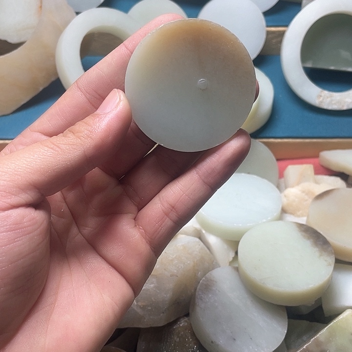 未镶嵌和田玉（糖玉）珠宝半成品小*点