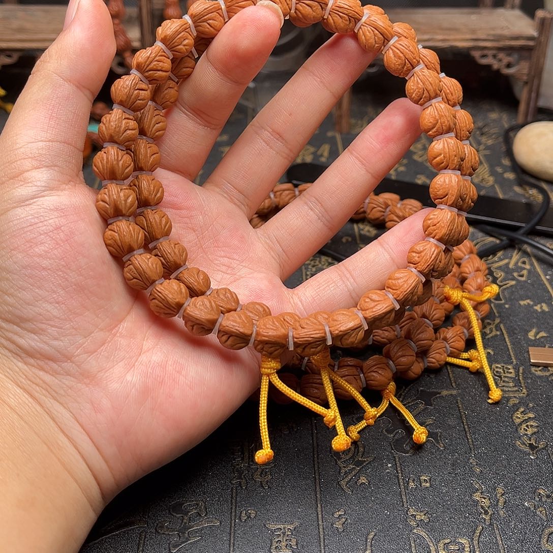 吊坠桃核玉龙手持