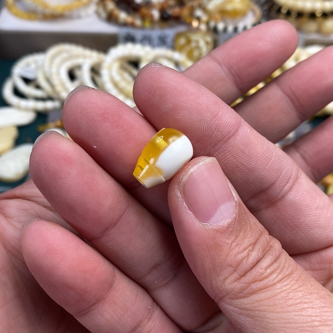 琥珀裸石未镶嵌金漆白三通