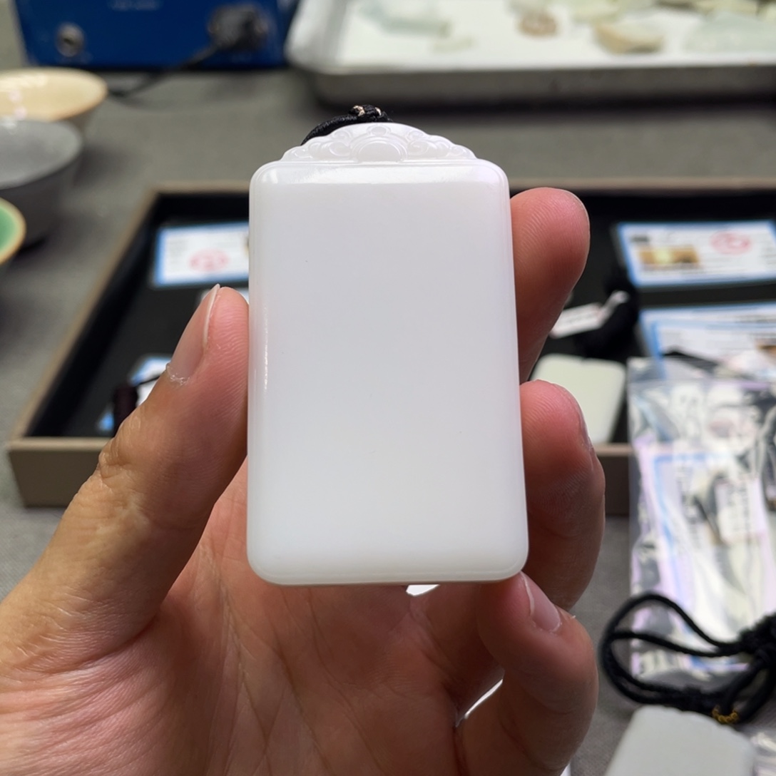 阿****和田玉未镶嵌颈饰