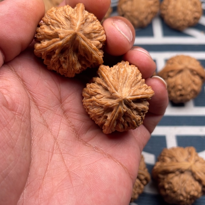 文玩核桃吊坠藏****虎三棱