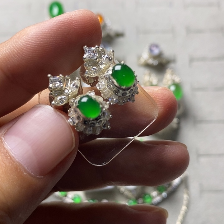 定制翡翠未镶嵌冰阳绿6mm