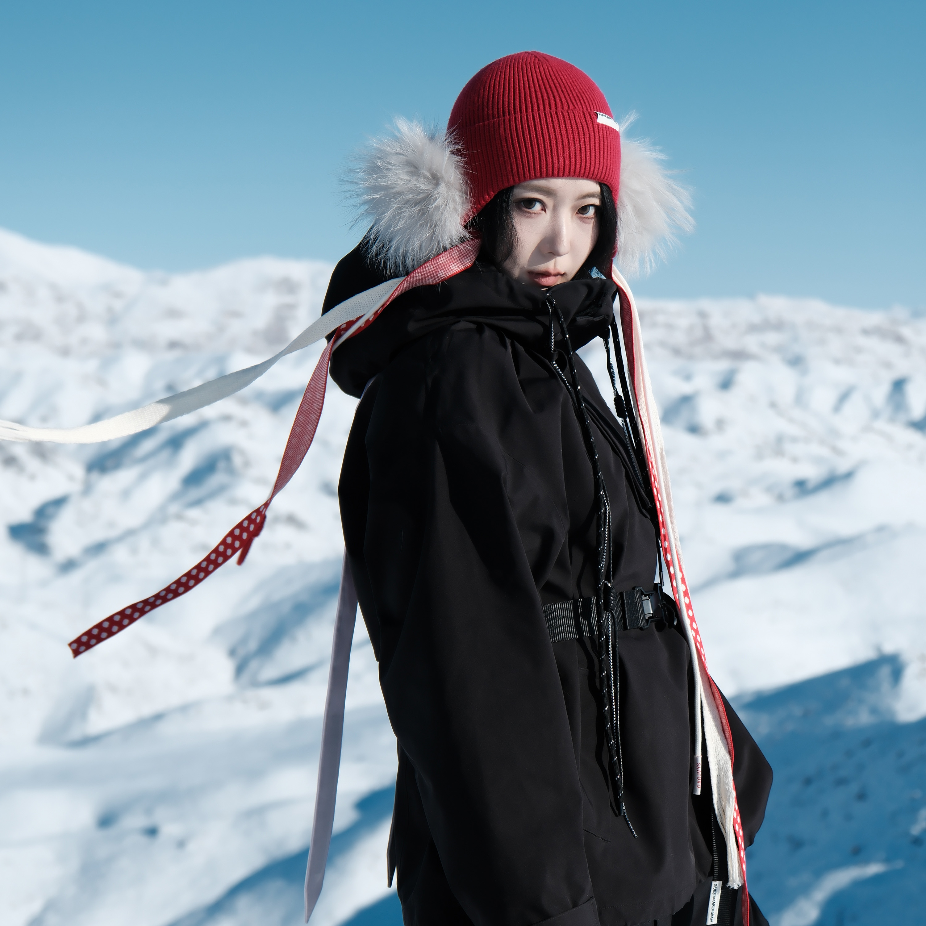 BCG红色滑雪帽蛇年新春限定针织冷帽毛毛保暖柔软高弹力飘带酷飒