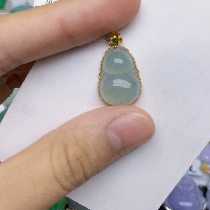 翡翠18K金镶嵌颈饰葫芦