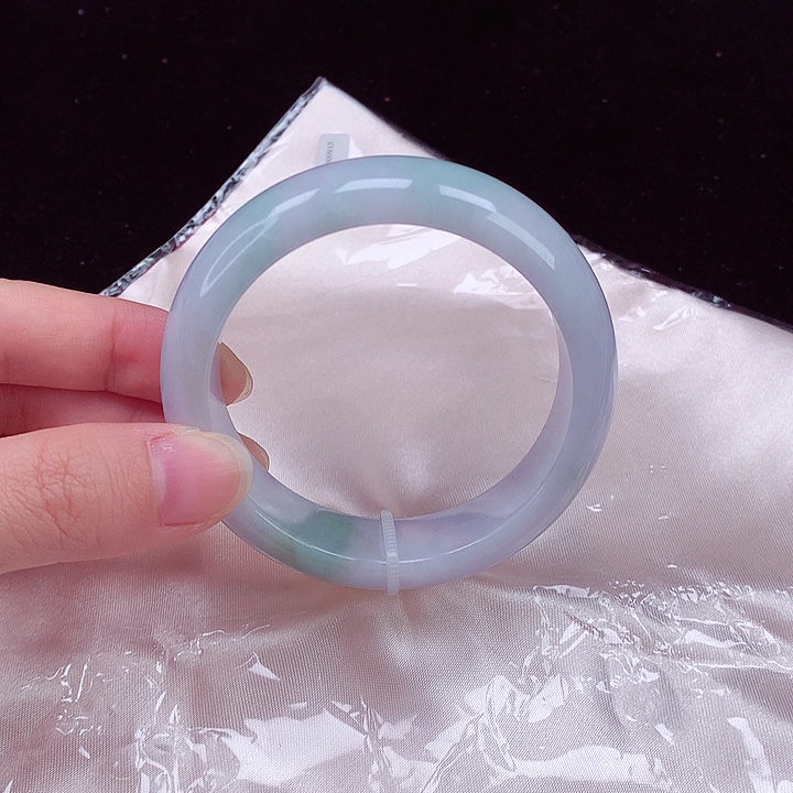 翡翠手镯未镶嵌翡翠