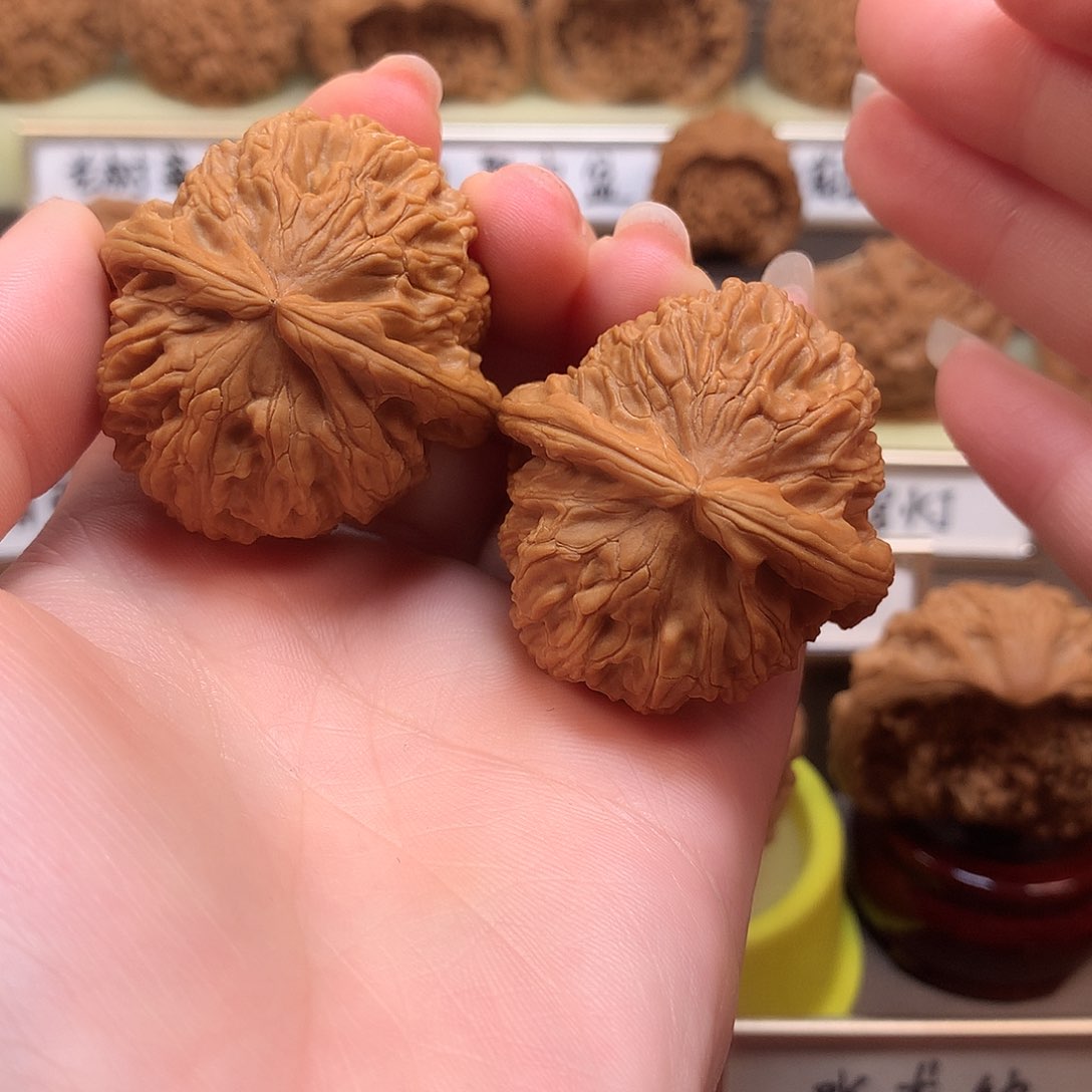 文玩核桃吊坠白狮子