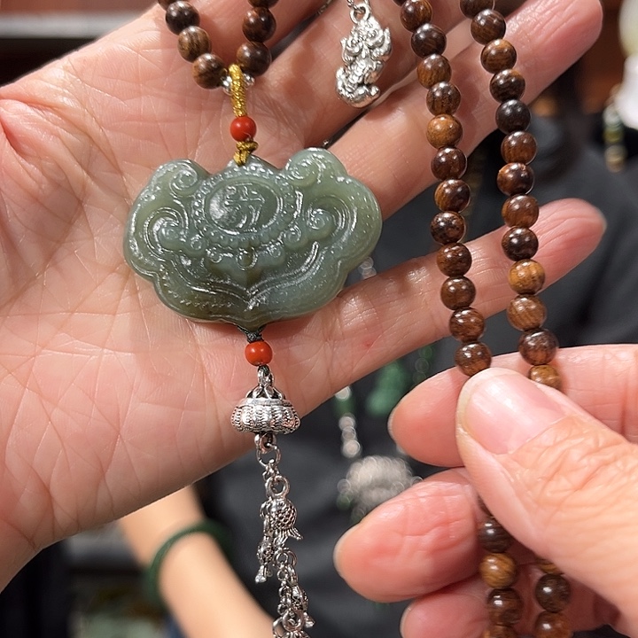 吊坠(赠链)未镶嵌和田玉（碧玉）