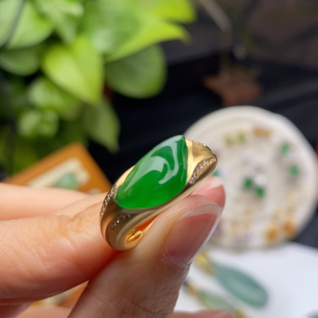 翡翠戒指18K金镶嵌戒指
